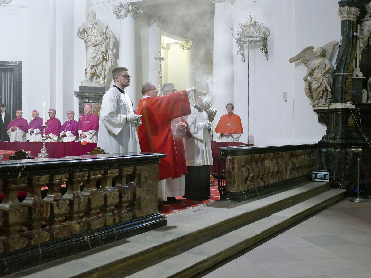 Abschlussvesper der Bischofskonferenz mit Austeilung des Bonifatiussegens (Foto: Karl-Franz Thiede)